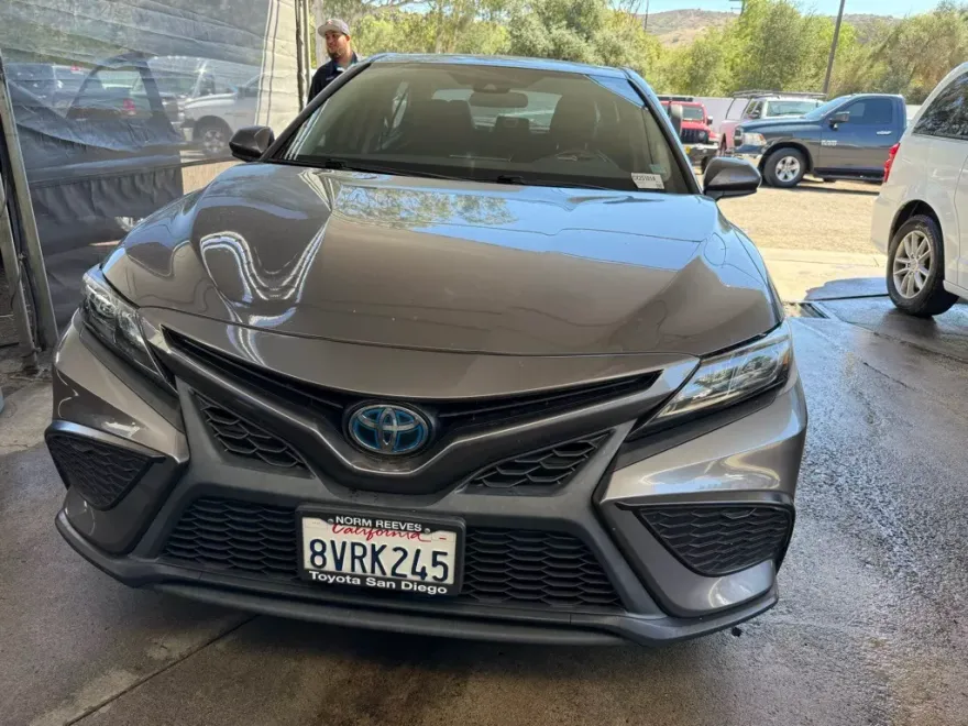 2021 Toyota Camry Hybrid SE photo 1