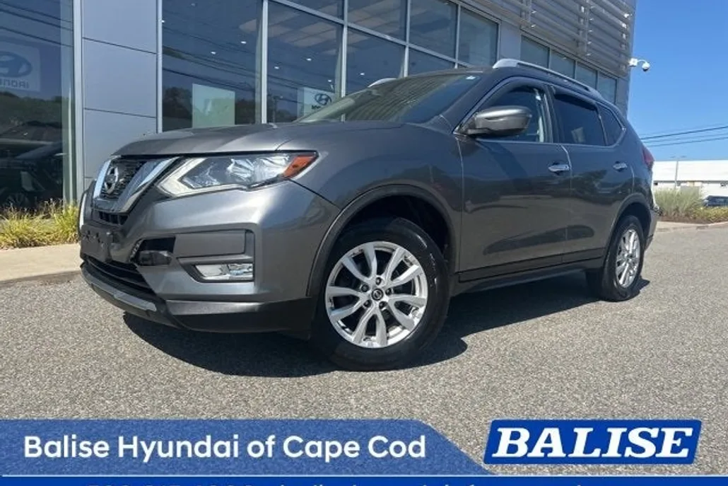 2017 Nissan Rogue SV photo 1