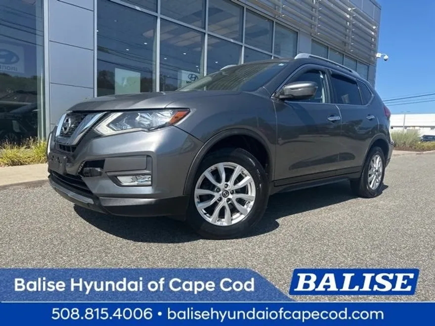 2017 Nissan Rogue SV photo 1