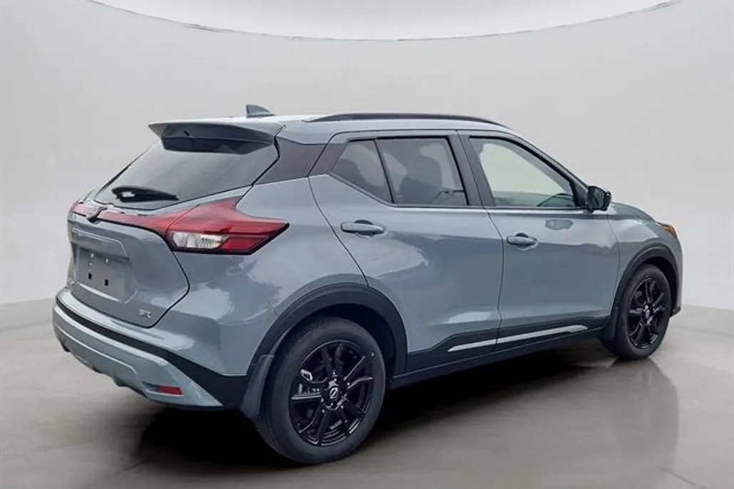 2022 Nissan Kicks SR photo 1