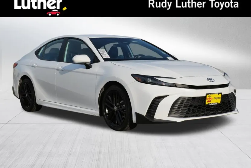2025 Toyota Camry SE photo 1