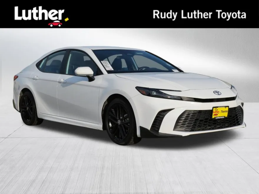 2025 Toyota Camry SE photo 1
