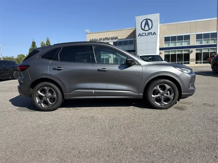 2023 Ford Escape ST-Line photo 1