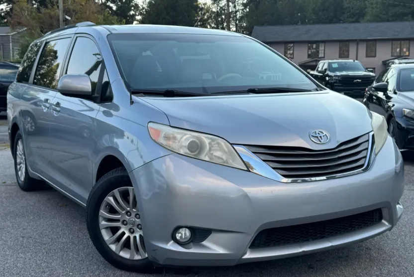 2014 Toyota Sienna XLE photo 1