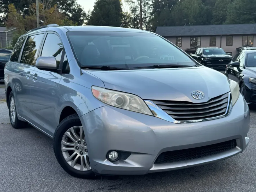 2014 Toyota Sienna XLE photo 1