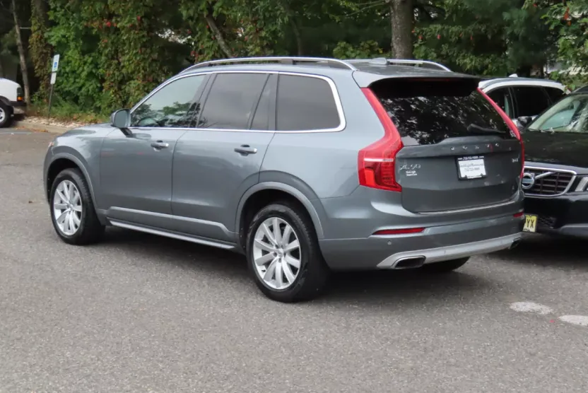 2017 Volvo XC90 T6 Momentum AWD photo 1