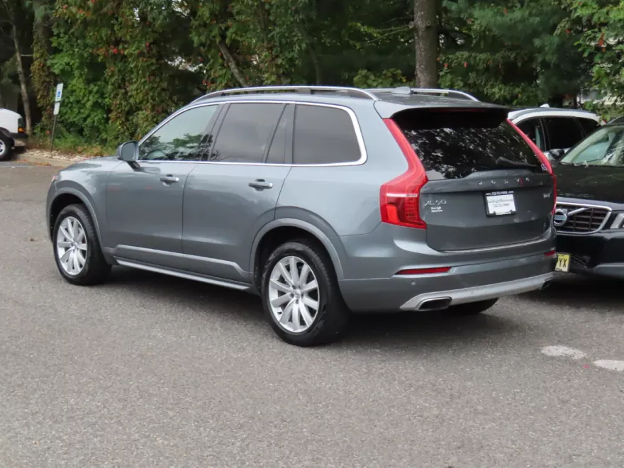 2017 Volvo XC90 T6 Momentum AWD photo 1
