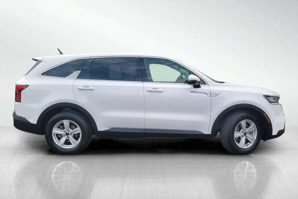 2022 Kia Sorento LX photo 1