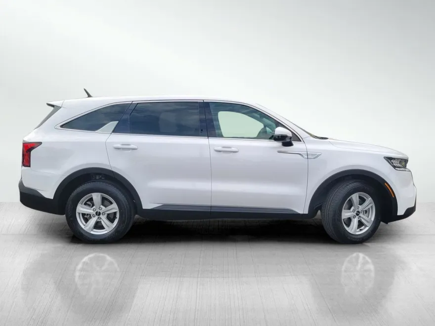 2022 Kia Sorento LX photo 1