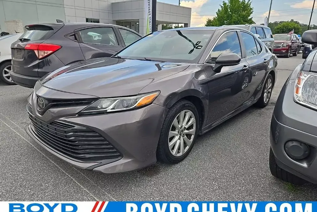 2019 Toyota Camry LE photo 1