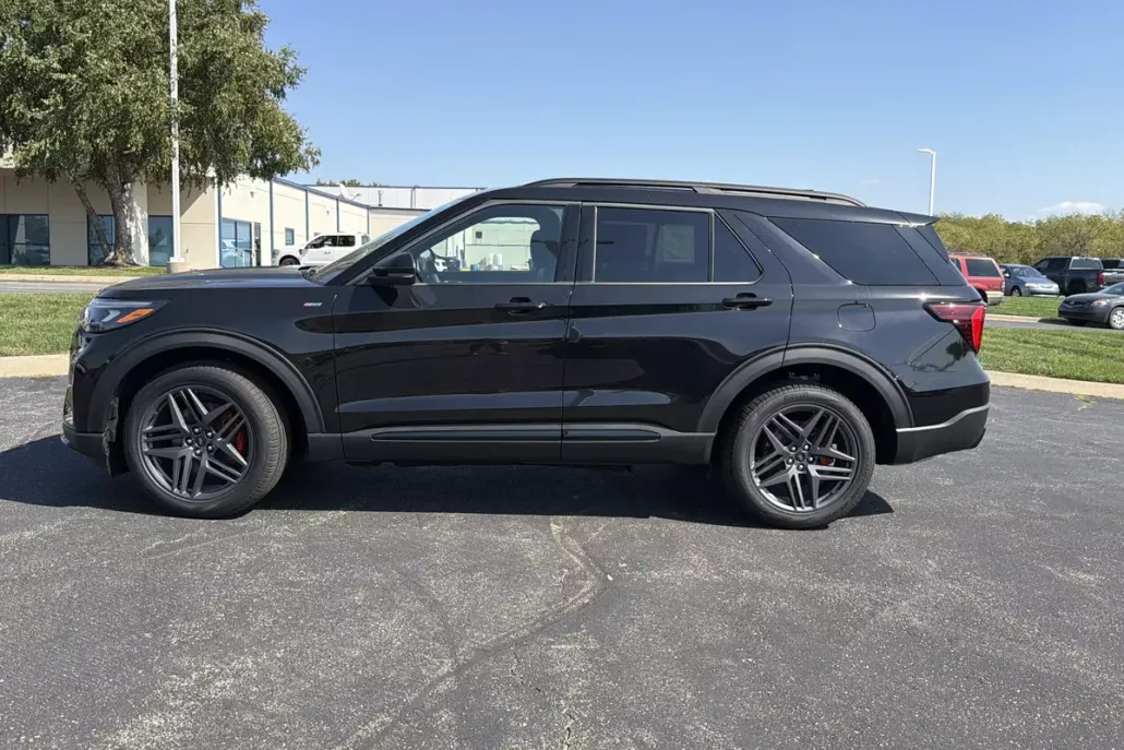 2025 Ford Explorer ST-Line photo 1