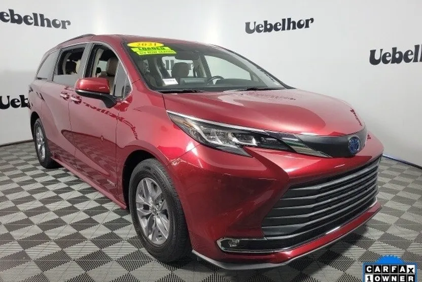 2021 Toyota Sienna XLE photo 1