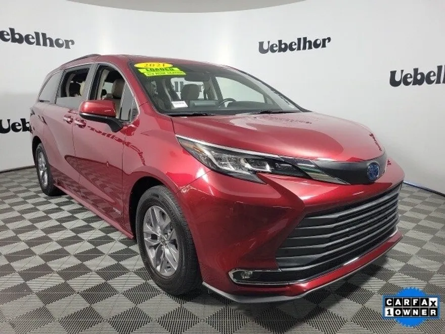 2021 Toyota Sienna XLE photo 1