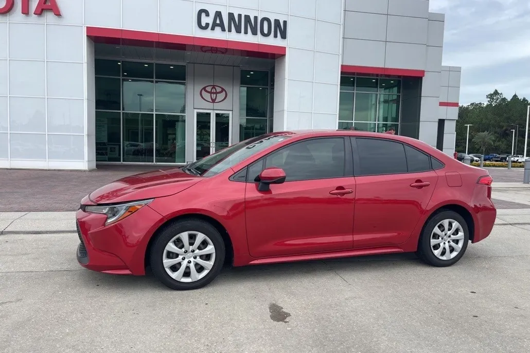 2021 Toyota Corolla LE photo 1