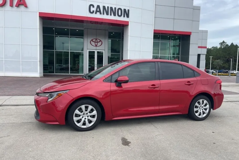 2021 Toyota Corolla LE photo 1