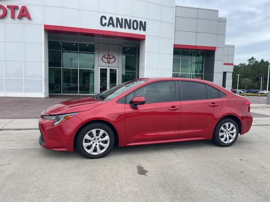 2021 Toyota Corolla LE photo 1