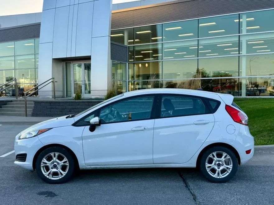 2015 Ford Fiesta SE photo 1
