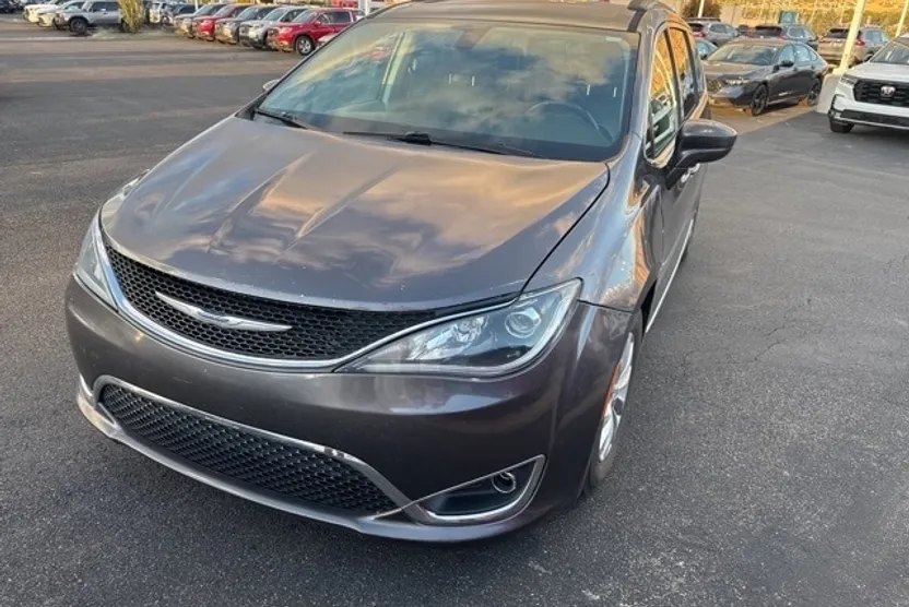 2017 Chrysler Pacifica Touring L photo 1