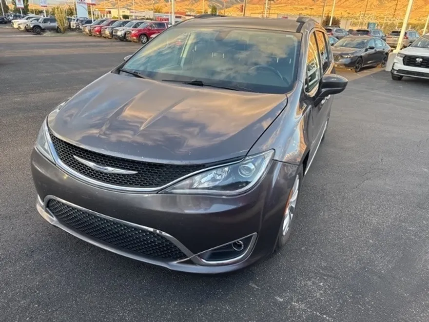 2017 Chrysler Pacifica Touring L photo 1