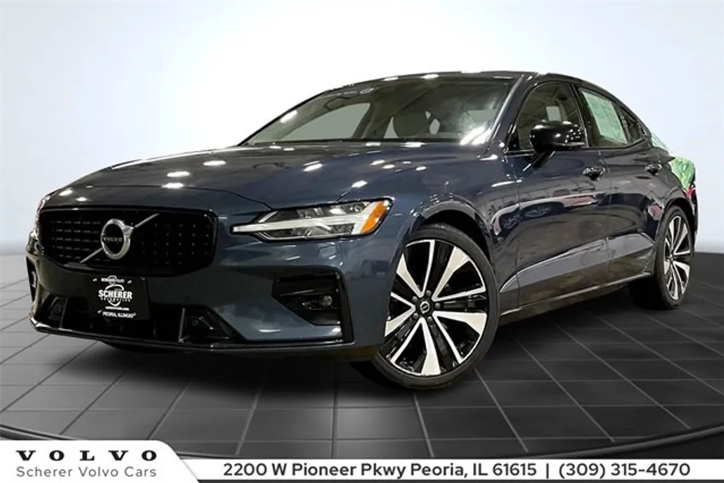 2022 Volvo S60 Momentum photo 1
