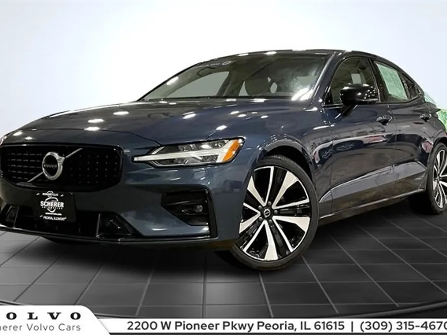 2022 Volvo S60 Momentum photo 1
