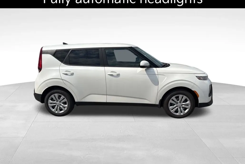 2022 Kia Soul LX photo 1