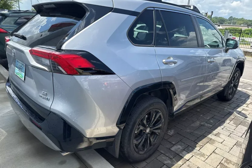 2022 Toyota RAV4 Hybrid SE photo 1