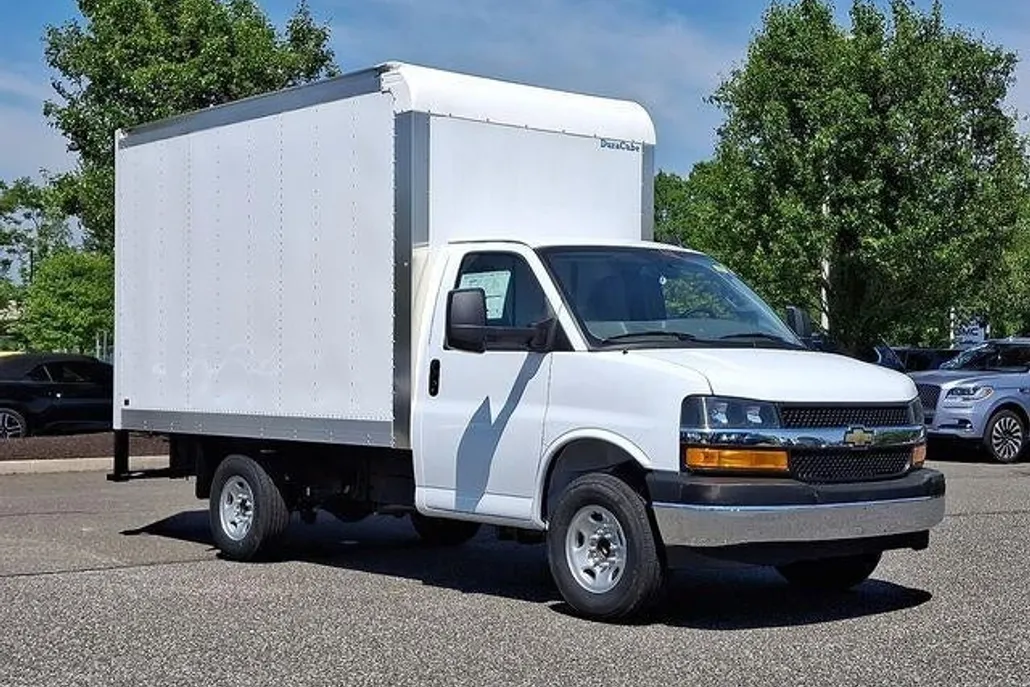 2025 Chevrolet Express Cutaway 3500 Base photo 1
