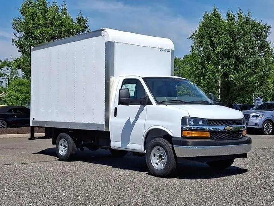 2025 Chevrolet Express Cutaway 3500 Base photo 1