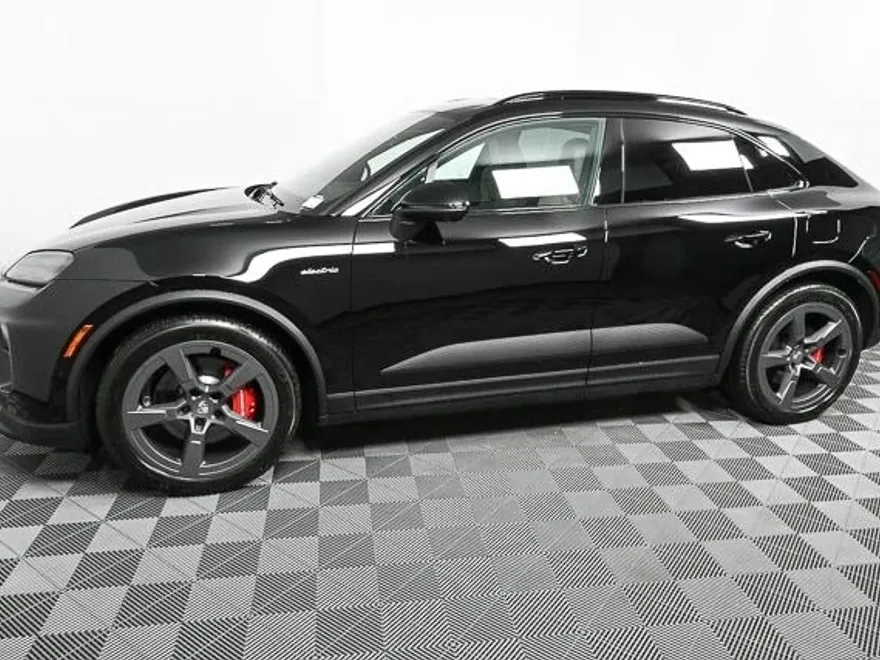 2025 Porsche Macan Electric photo 1