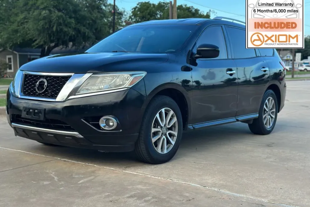 2016 Nissan Pathfinder SV photo 1