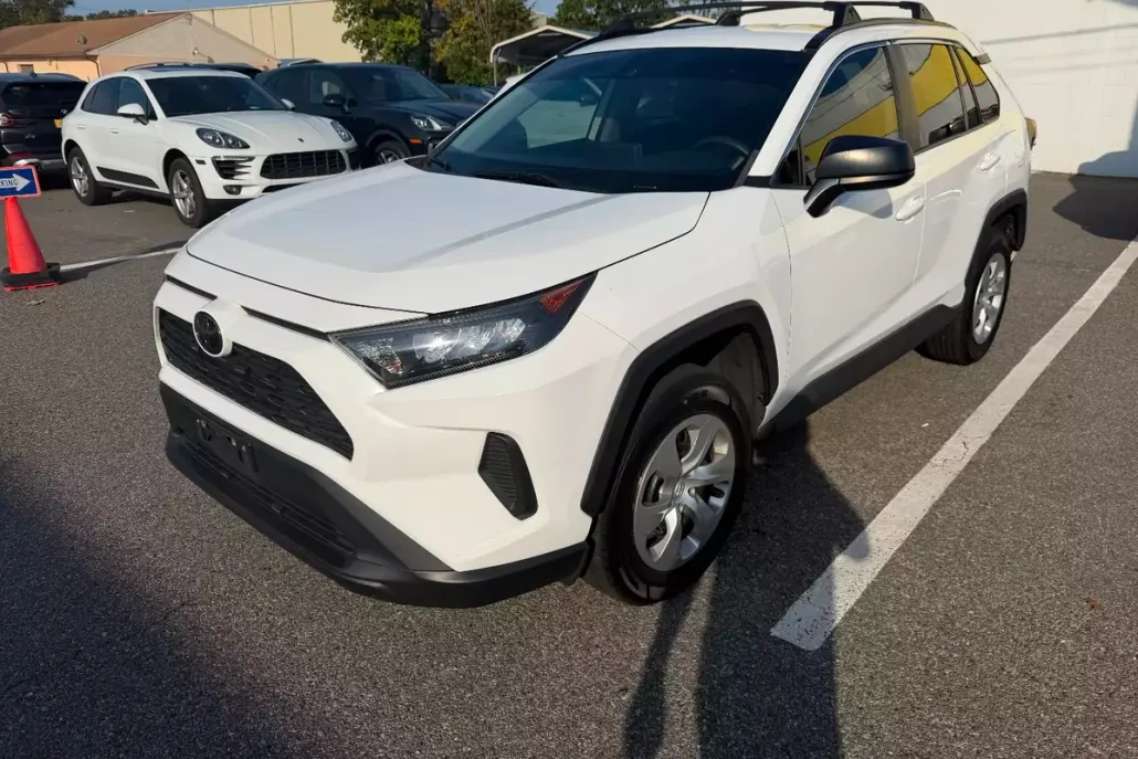 2021 Toyota RAV4 LE photo 1