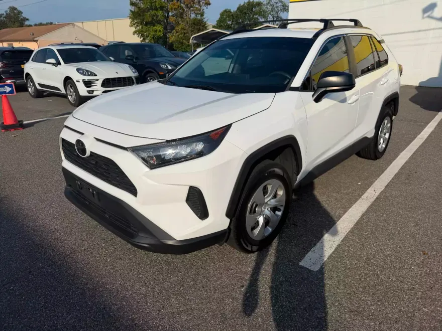 2021 Toyota RAV4 LE photo 1