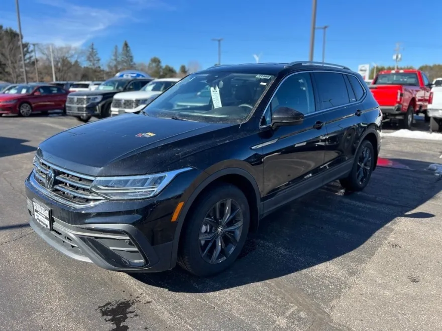 2024 Volkswagen Tiguan SE photo 1