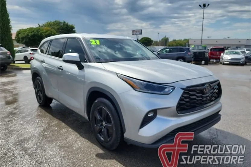 2021 Toyota Highlander LE photo 1