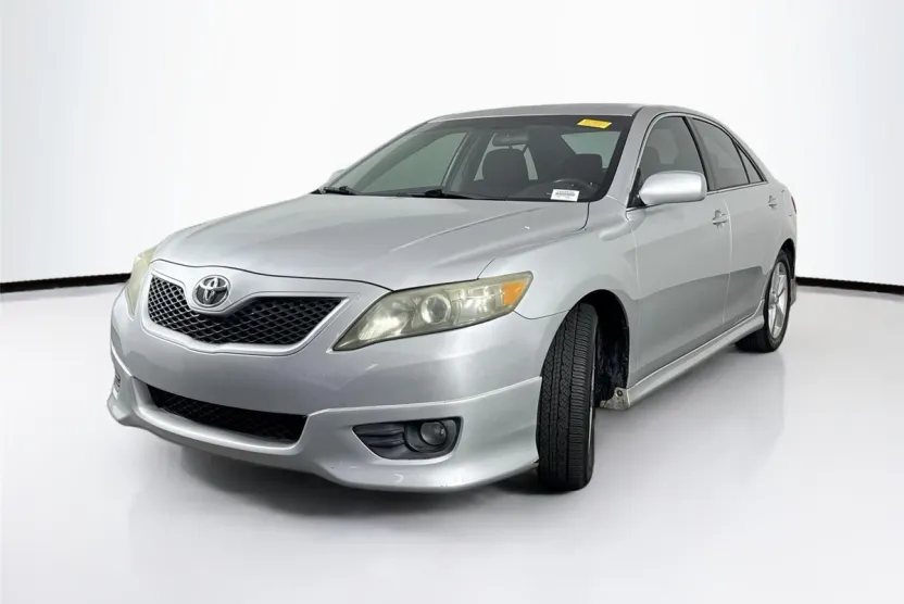 2011 Toyota Camry SE photo 1