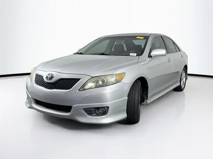 2011 Toyota Camry SE photo 1