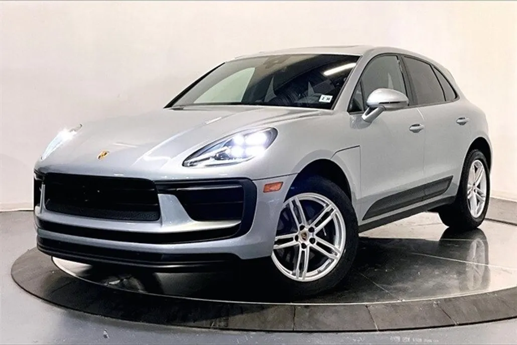 2025 Porsche Macan T photo 1