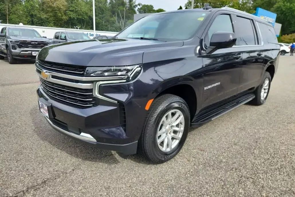2024 Chevrolet Suburban LT photo 1