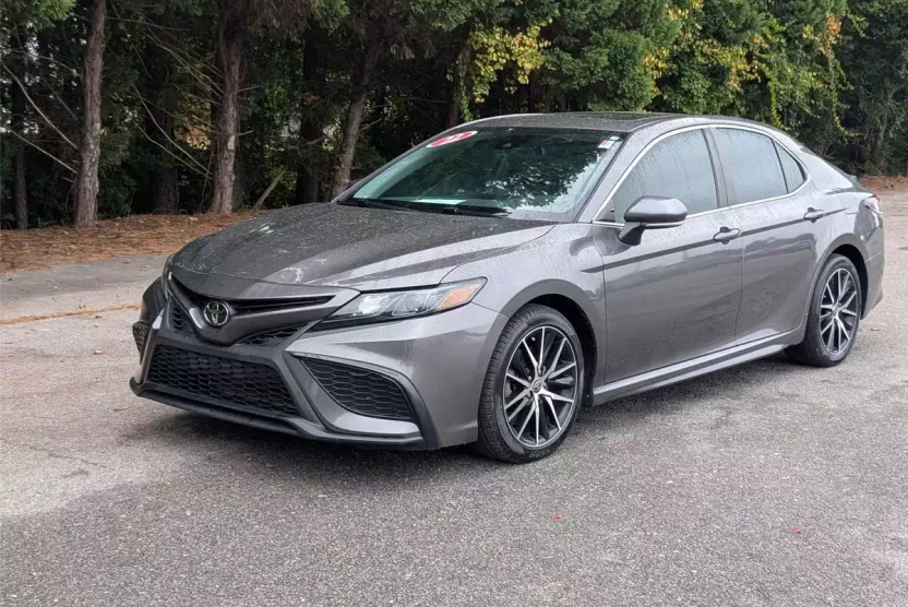2022 Toyota Camry SE photo 1