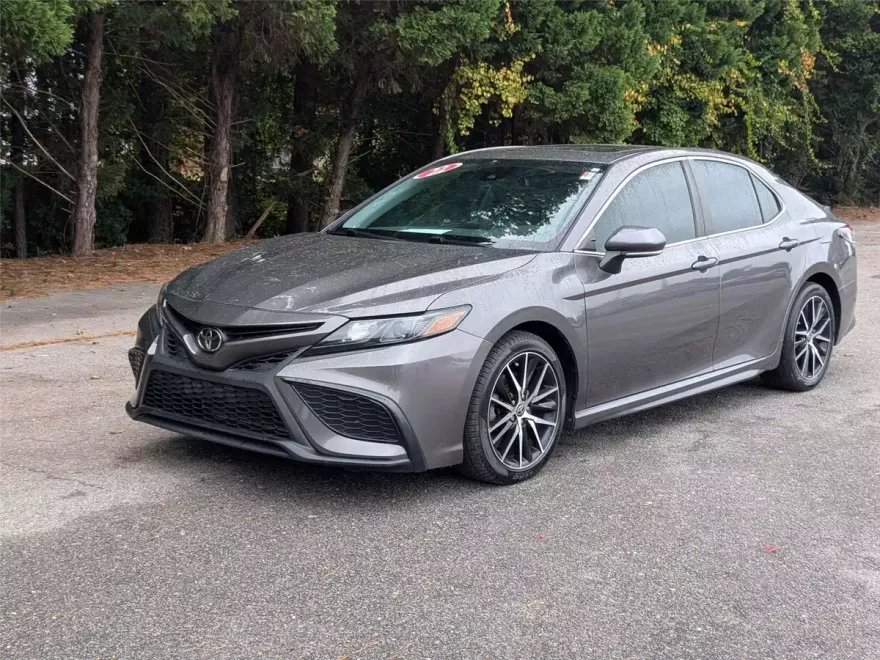 2022 Toyota Camry SE photo 1