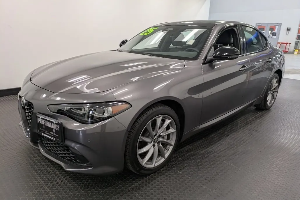 2025 Alfa Romeo Giulia Base photo 1