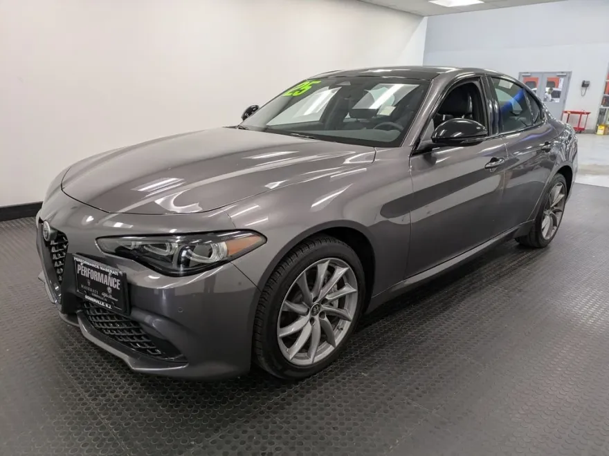 2025 Alfa Romeo Giulia Base photo 1