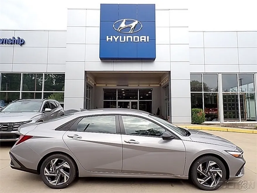 2025 Hyundai Elantra SEL Sport photo 1