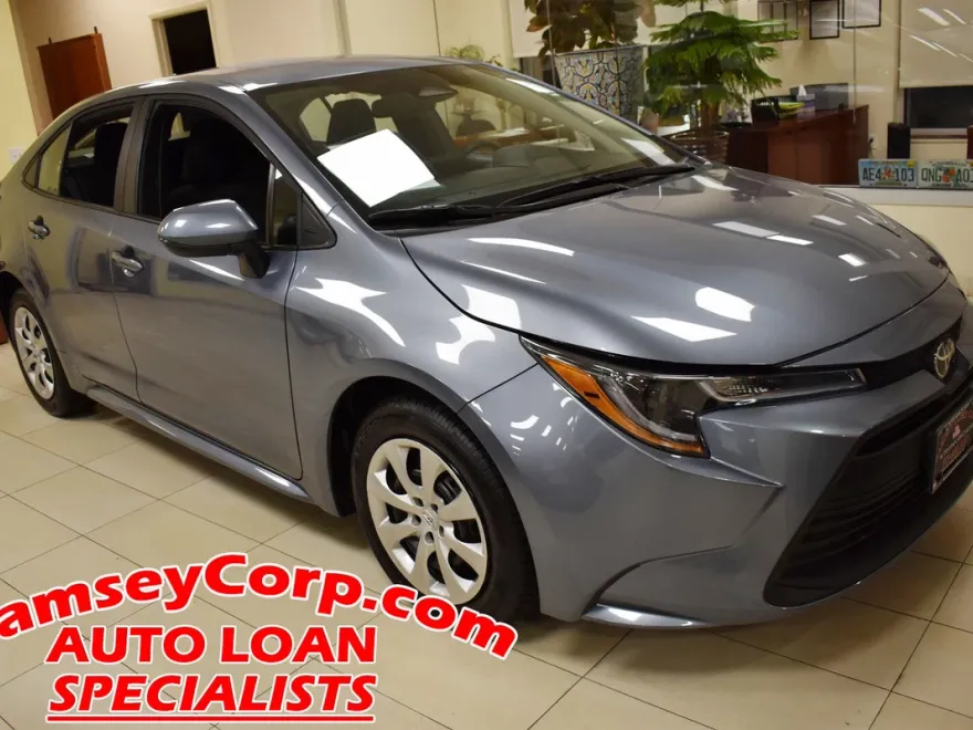 2025 Toyota Corolla LE photo 1