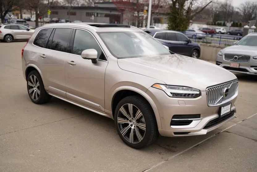 2025 Volvo XC90 T8 Plus photo 1
