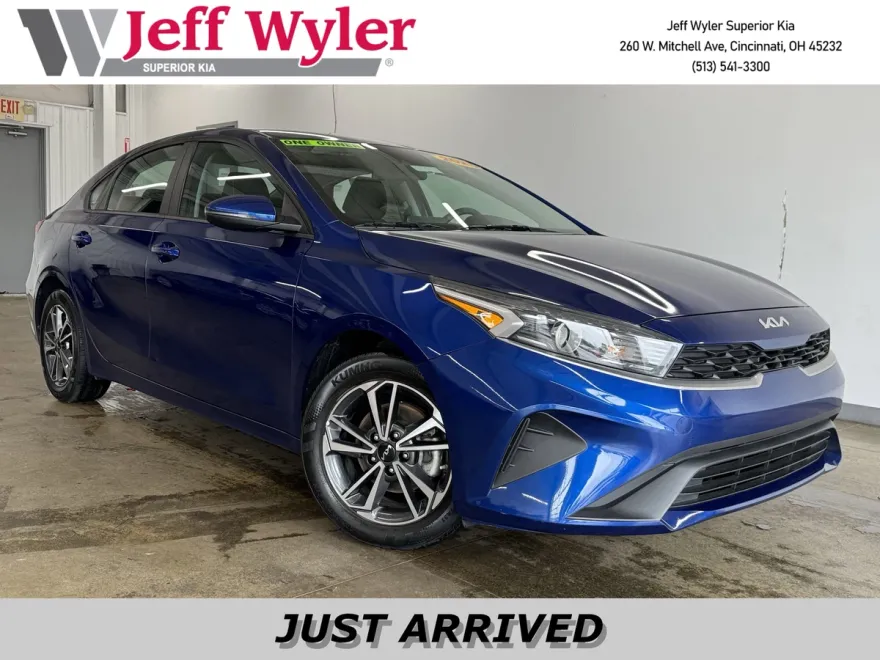 2023 Kia Forte LXS photo 1