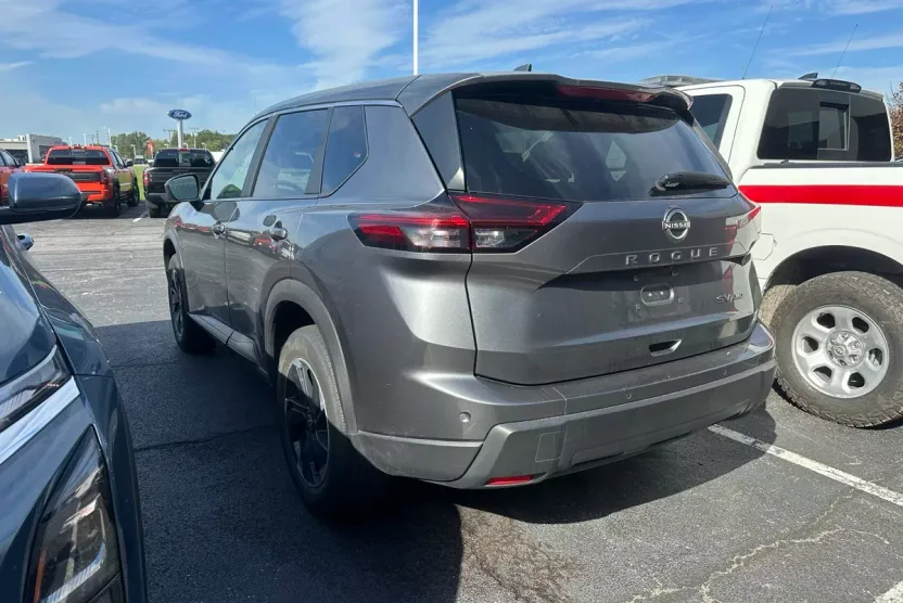 2024 Nissan Rogue SV photo 1