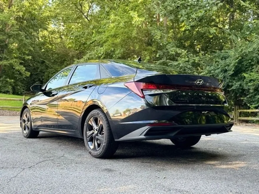 2022 Hyundai Elantra SEL photo 1