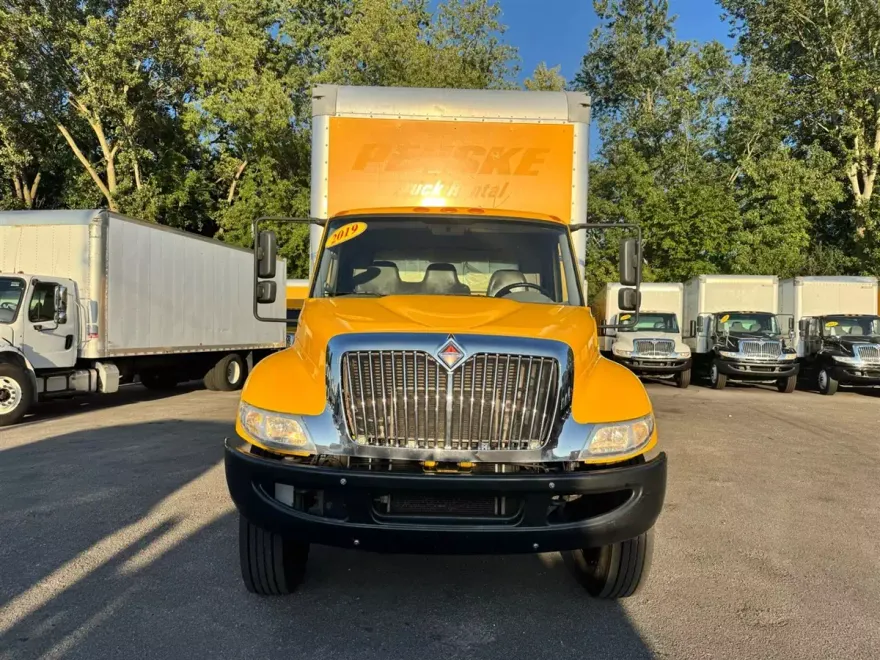 2019 International 4300 DuraStar 4300 photo 1